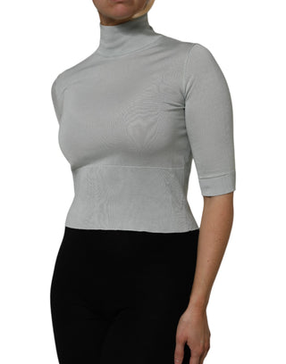 Top gris con cuello alto tipo tortuga y mangas 3/4