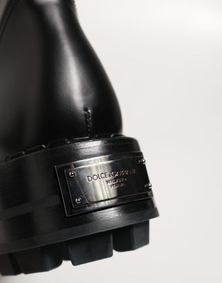 Schwarze Bikerstiefel mit Logo-Plakette, wadenhoch