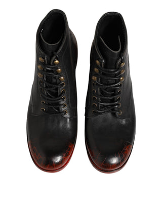 Botines cortos negros con cordones rojos