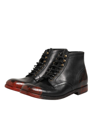 Botines cortos negros con cordones rojos