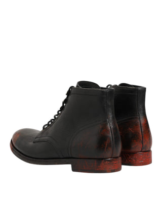 Botines cortos negros con cordones rojos