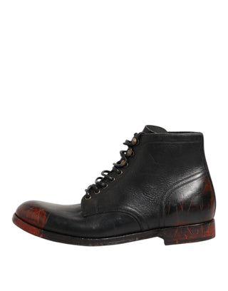 Botines cortos negros con cordones rojos