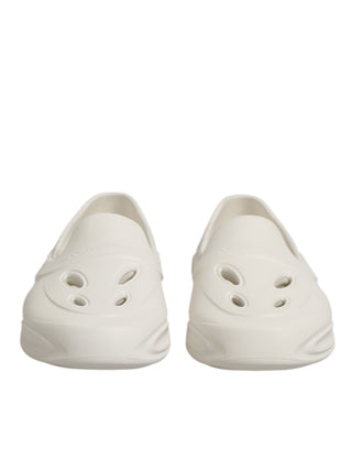 Zapatillas bajas blancas de goma tipo sandalia