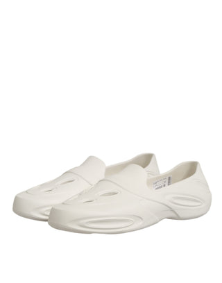 Zapatillas bajas blancas de goma tipo sandalia
