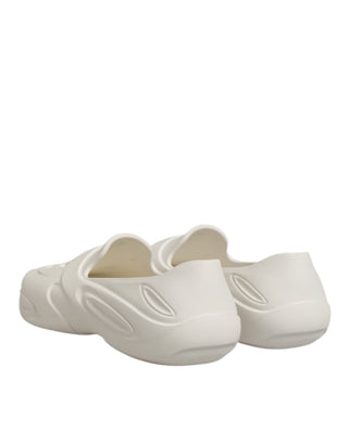 Zapatillas bajas blancas de goma tipo sandalia