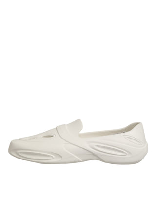 Zapatillas bajas blancas de goma tipo sandalia