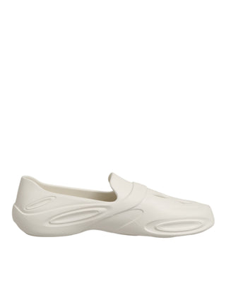 Zapatillas bajas blancas de goma tipo sandalia