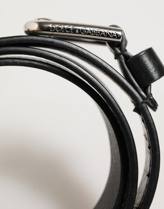 Schwarzer Ledergürtel mit klassischer Metallschnalle mit Logo