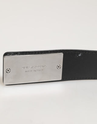 Cinturón clásico negro con hebilla metálica con logo  