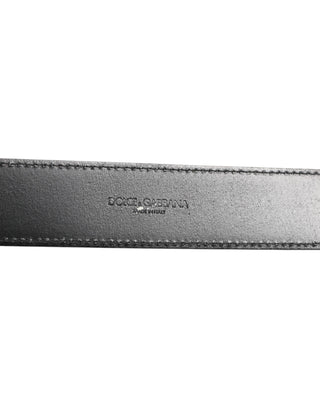 Cinturón clásico negro con hebilla metálica con logo  