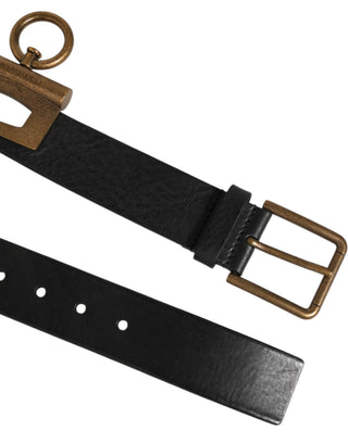 Gürtel aus schwarzem Leder mit seitlichen Ringen und Messingschnalle