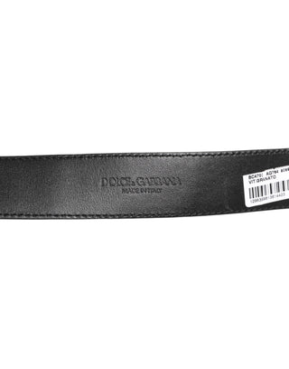Schwarzer Ledergürtel mit klassischer Metallschnalle mit Logo