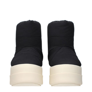 Schwarze Stiefeletten aus Stoff