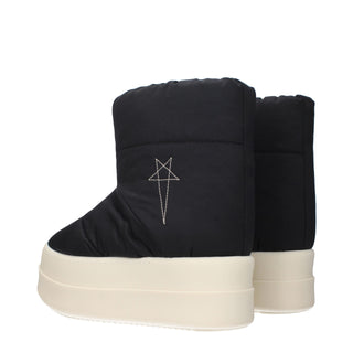 Schwarze Stiefeletten aus Stoff