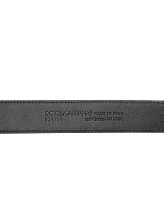 Schwarzer Gürtel mit Metallschnalle und exotischem Lederlogo