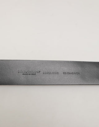 Gürtel aus schwarzem Kalbsleder mit silberner Dornschließe und Nieten