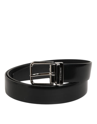 Cinturón clásico para hombre de cuero negro con hebilla metálica  