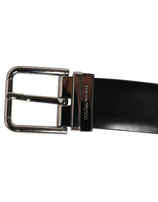 Cinturón clásico para hombre de cuero negro con hebilla metálica  