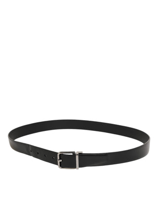 Cinturón clásico para hombre de cuero negro con hebilla metálica  