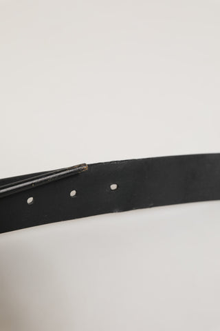 Cinturón clásico para hombre de cuero negro con hebilla metálica  