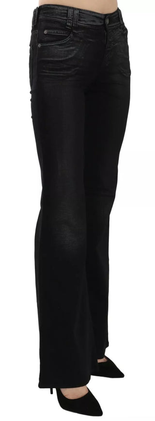 Schwarze, gewaschene Jeans mit hoher Taille und ausgestelltem Bein
