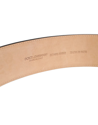Brauner Ledergürtel mit ovaler Metallschnalle im klassischen Design