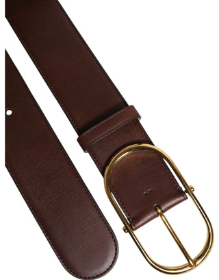 Brauner Ledergürtel mit ovaler Metallschnalle im klassischen Design