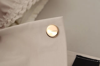 Weiße bauchfreie Bluse mit eckigem Ausschnitt und Knopfleiste