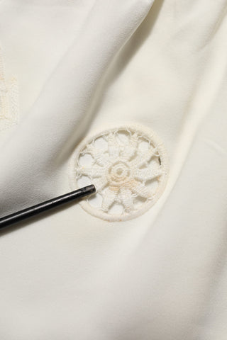 Weißes ärmelloses Midikleid aus floraler Spitze