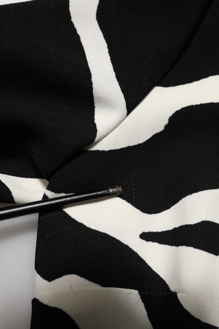 Schwarz-weißes One-Shoulder-Minikleid mit hohem Schlitz
