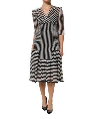 Schwarz-weiß gestreiftes Seiden-Midikleid mit V-Ausschnitt