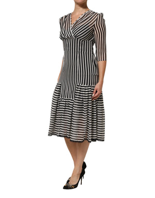 Schwarz-weiß gestreiftes Seiden-Midikleid mit V-Ausschnitt