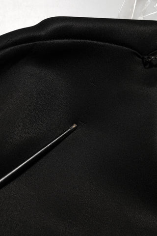 Schwarzer Pullover mit Kristall DG Logo und Halskette