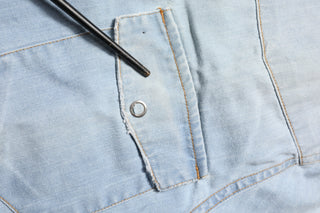 Camisa azul de mezclilla con cuello y manga larga para hombre