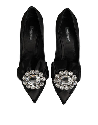 Pumps aus schwarzem Satin mit Schleife und Kristallverzierung
