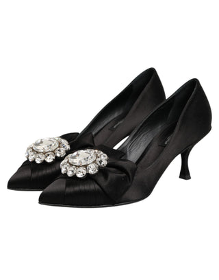 Pumps aus schwarzem Satin mit Schleife und Kristallverzierung