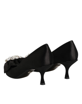 Pumps aus schwarzem Satin mit Schleife und Kristallverzierung