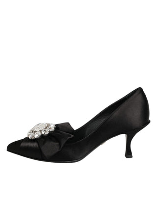 Pumps aus schwarzem Satin mit Schleife und Kristallverzierung