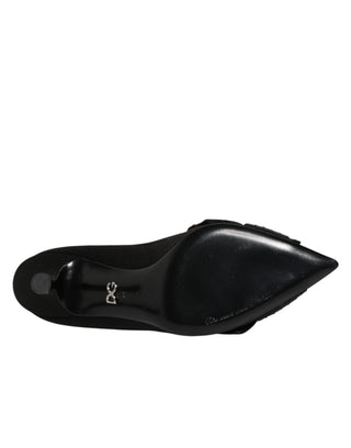 Pumps aus schwarzem Satin mit Schleife und Kristallverzierung