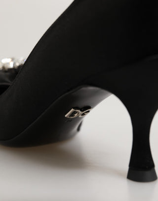Pumps aus schwarzem Satin mit Schleife und Kristallverzierung