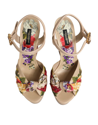Beige Keilsandaletten mit Blumenmuster und Knöchelriemen