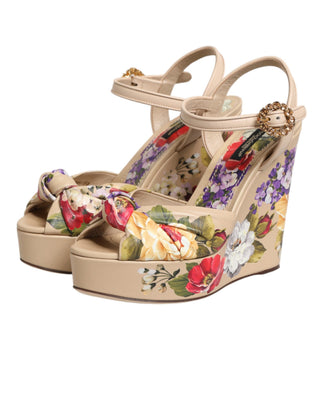 Beige Keilsandaletten mit Blumenmuster und Knöchelriemen