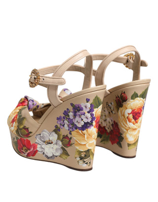 Beige Keilsandaletten mit Blumenmuster und Knöchelriemen