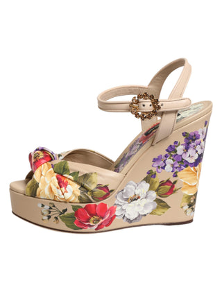 Beige Keilsandaletten mit Blumenmuster und Knöchelriemen