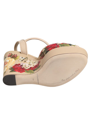 Beige Keilsandaletten mit Blumenmuster und Knöchelriemen