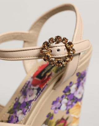 Beige Keilsandaletten mit Blumenmuster und Knöchelriemen