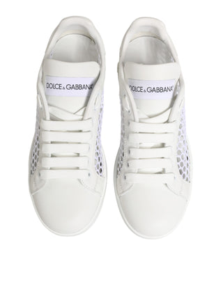 Weiße Sneaker mit Mesh-Einsätzen