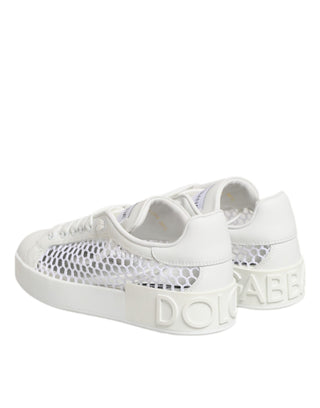 Weiße Sneaker mit Mesh-Einsätzen