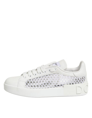 Weiße Sneaker mit Mesh-Einsätzen