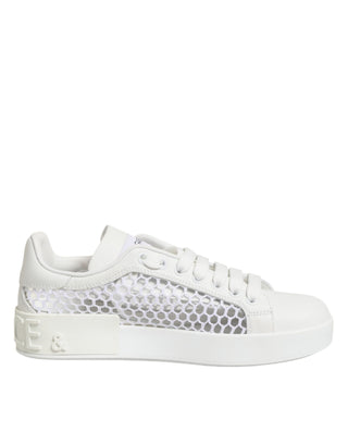 Weiße Sneaker mit Mesh-Einsätzen